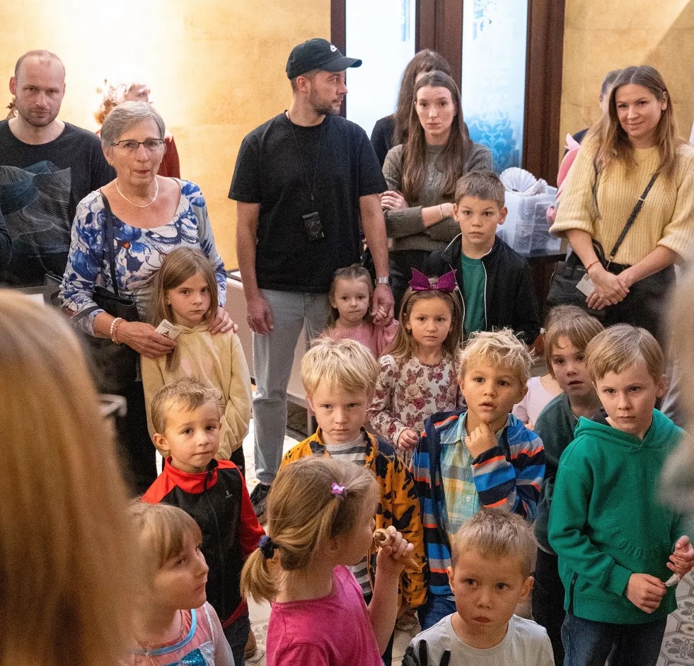 Dětská vernisáž k výstavě Věra Nováková & Pavel Brázda | Obrazy, slova, kosatce