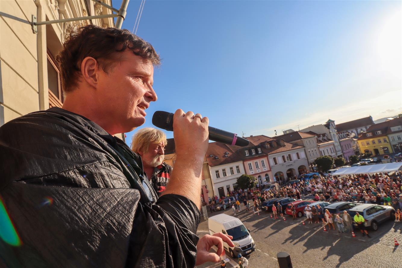Zpívání z balkonu českolipské radnice