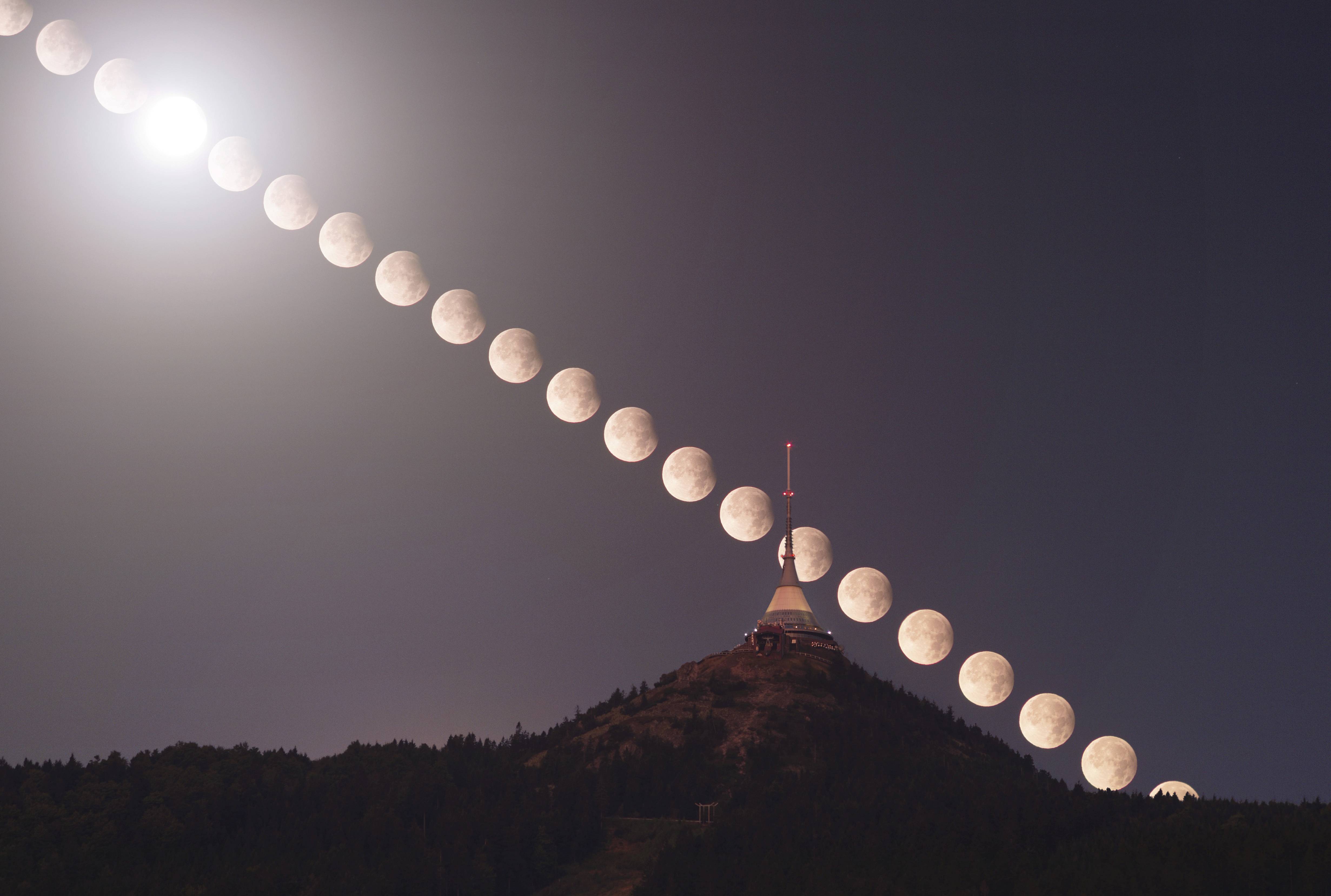 Takto zachytil zatmění Měsíce za Ještědem dvacetiletý Dan Kurtin z Libereckého planetária.jpg