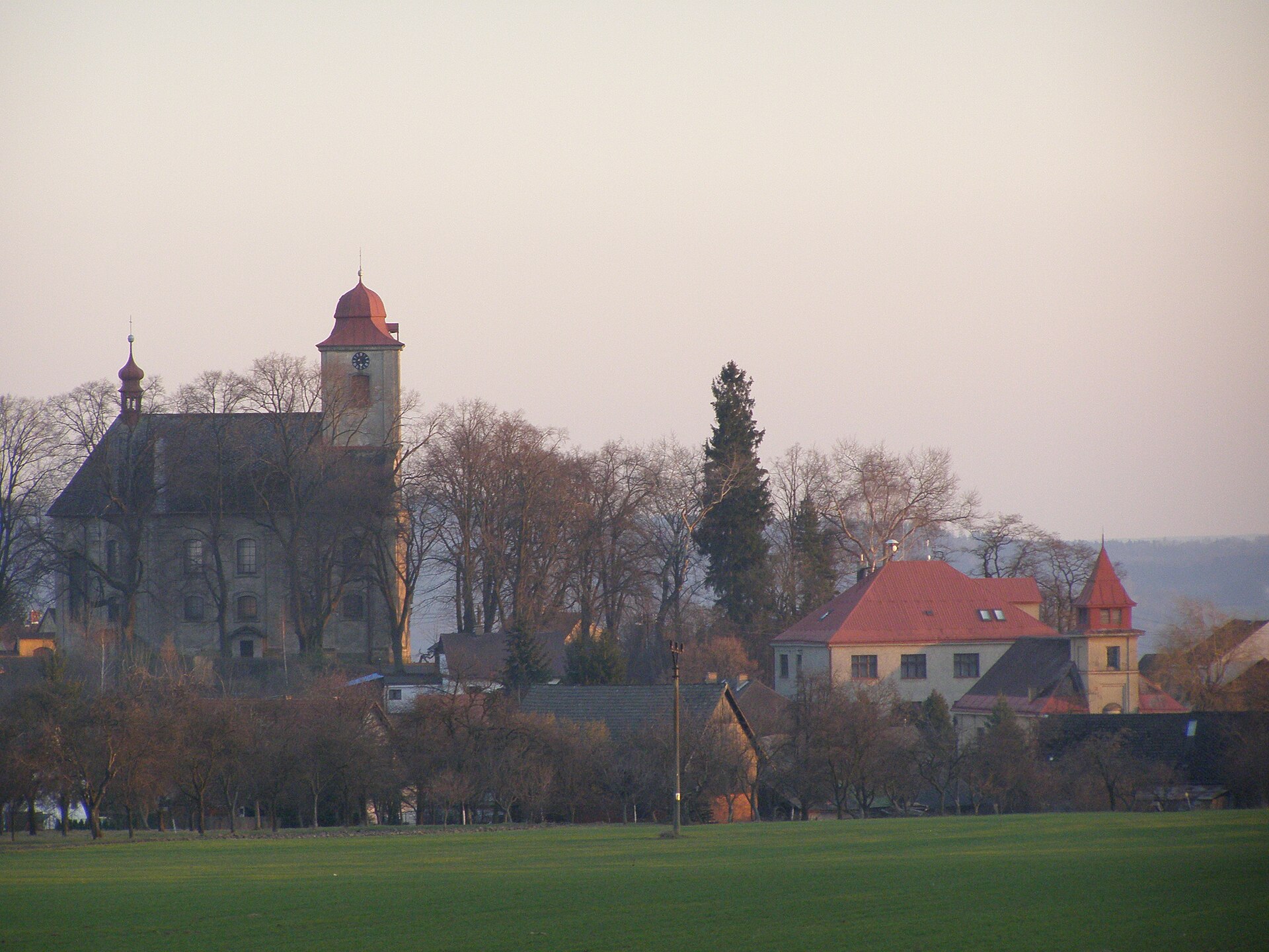 Panorama_Jenišovice_u_Jablonce_nad_Nisou_-_kostel_a_mateřská_škola.JPG