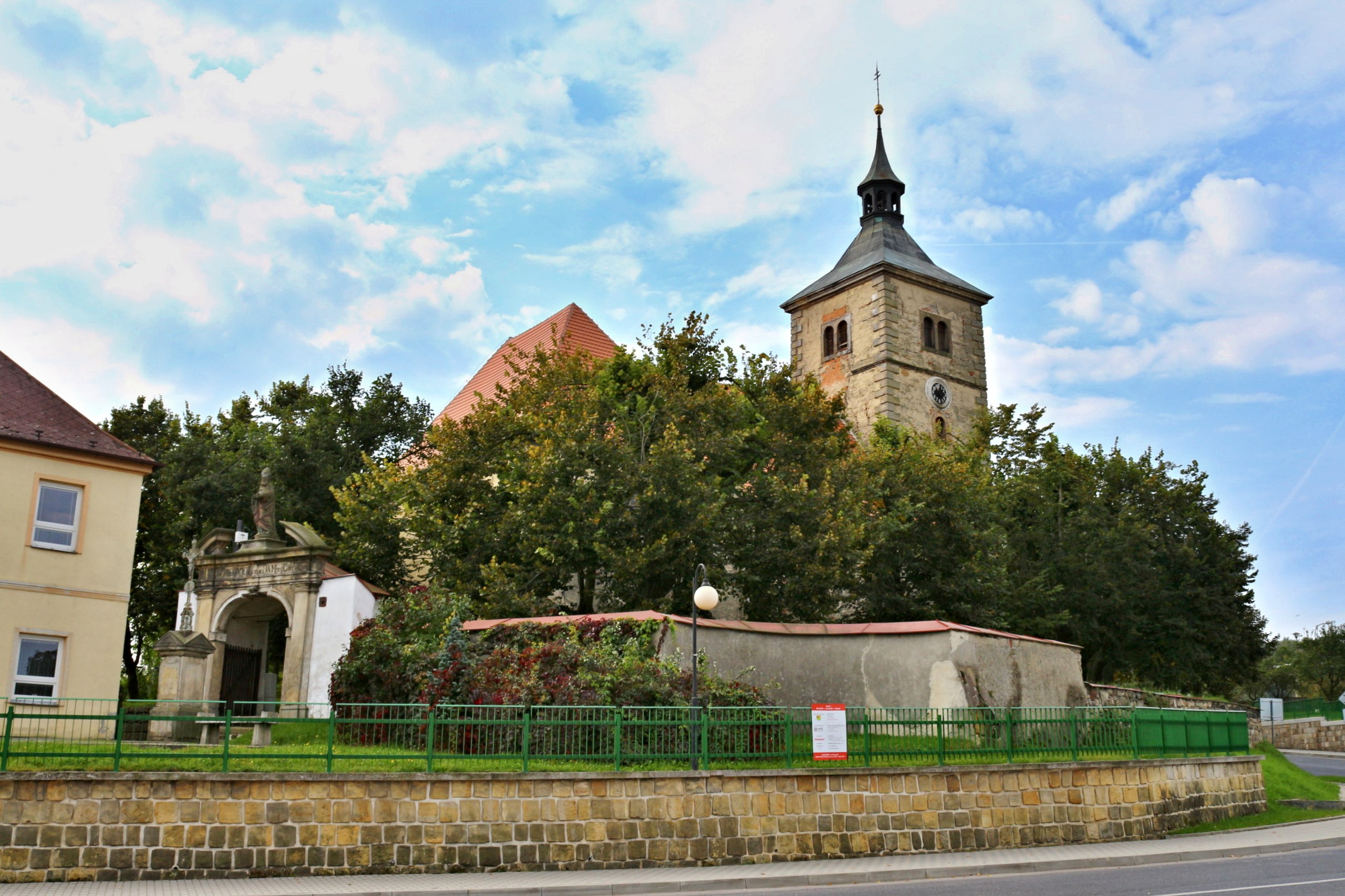 2560px-Brniště_náměstí_s_kostelem_2.jpg