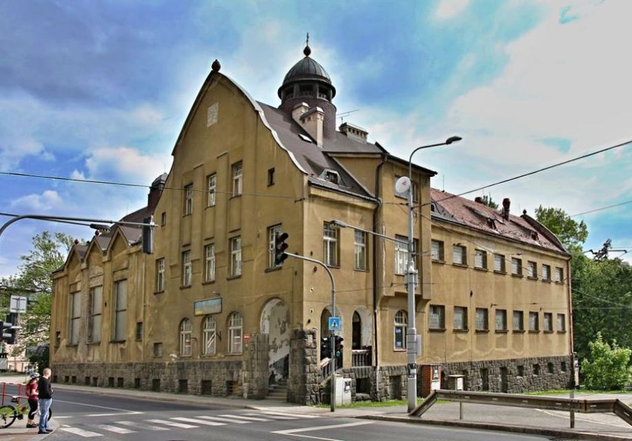 Budova bývalých městských lázní.jpg