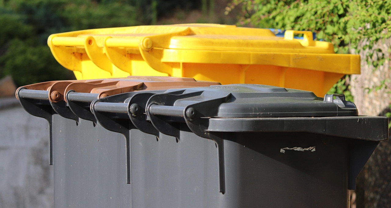 garbage-cans-7290247_1280.jpg