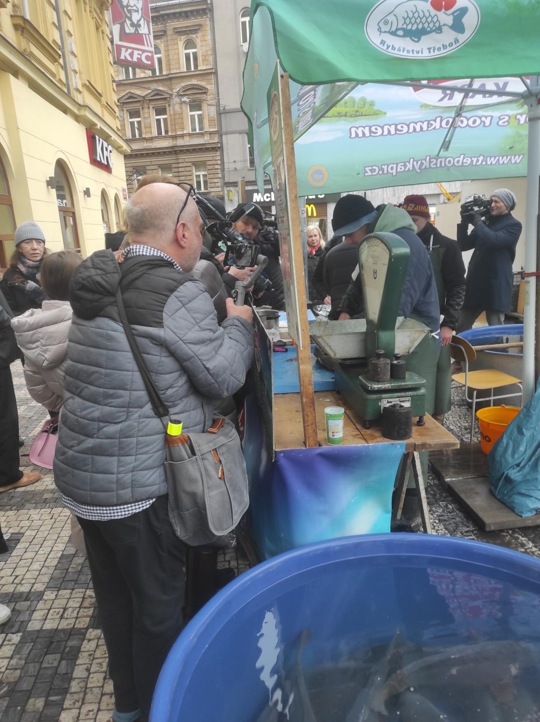 Komentovan&aacute;-kontrola-prodejce-kaprů-na-Tylově-n&aacute;měst&iacute;-v-Praze-1100x1470.jpg