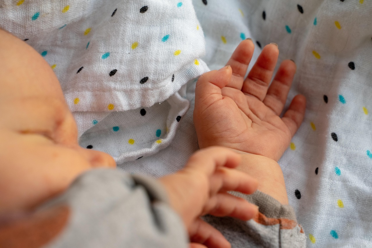babys-hand-4107327_1280.jpg