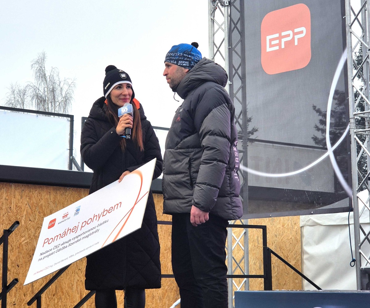 Předání šeku 1-změněno-na-1200x998.jpeg