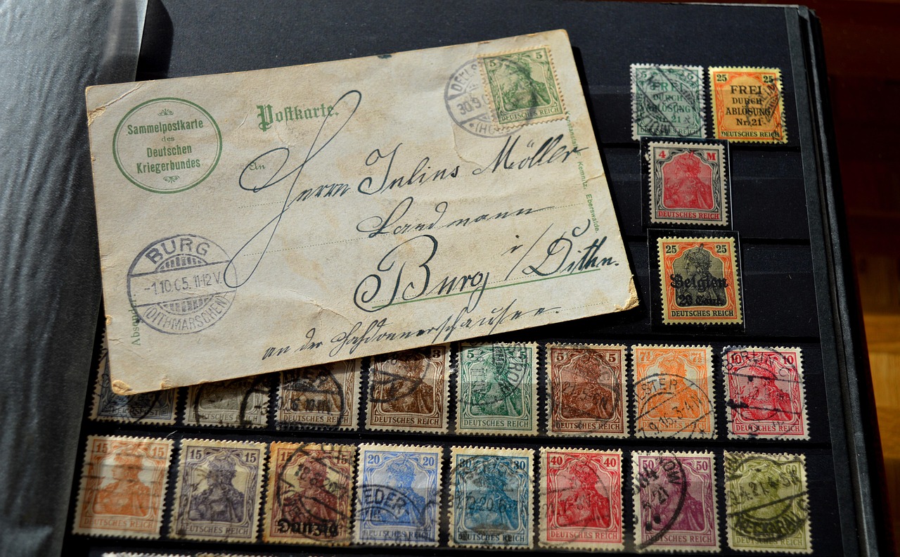 stamp-album-4581942_1280.jpg