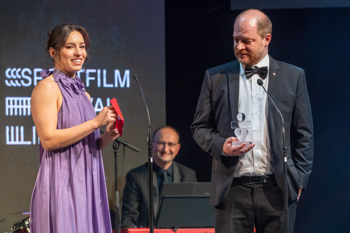 Zleva_Zuzana Maděrová - olympijská vítězka, Zdeněk Škoda - předseda poroty Sportfilm festivalu.jpg