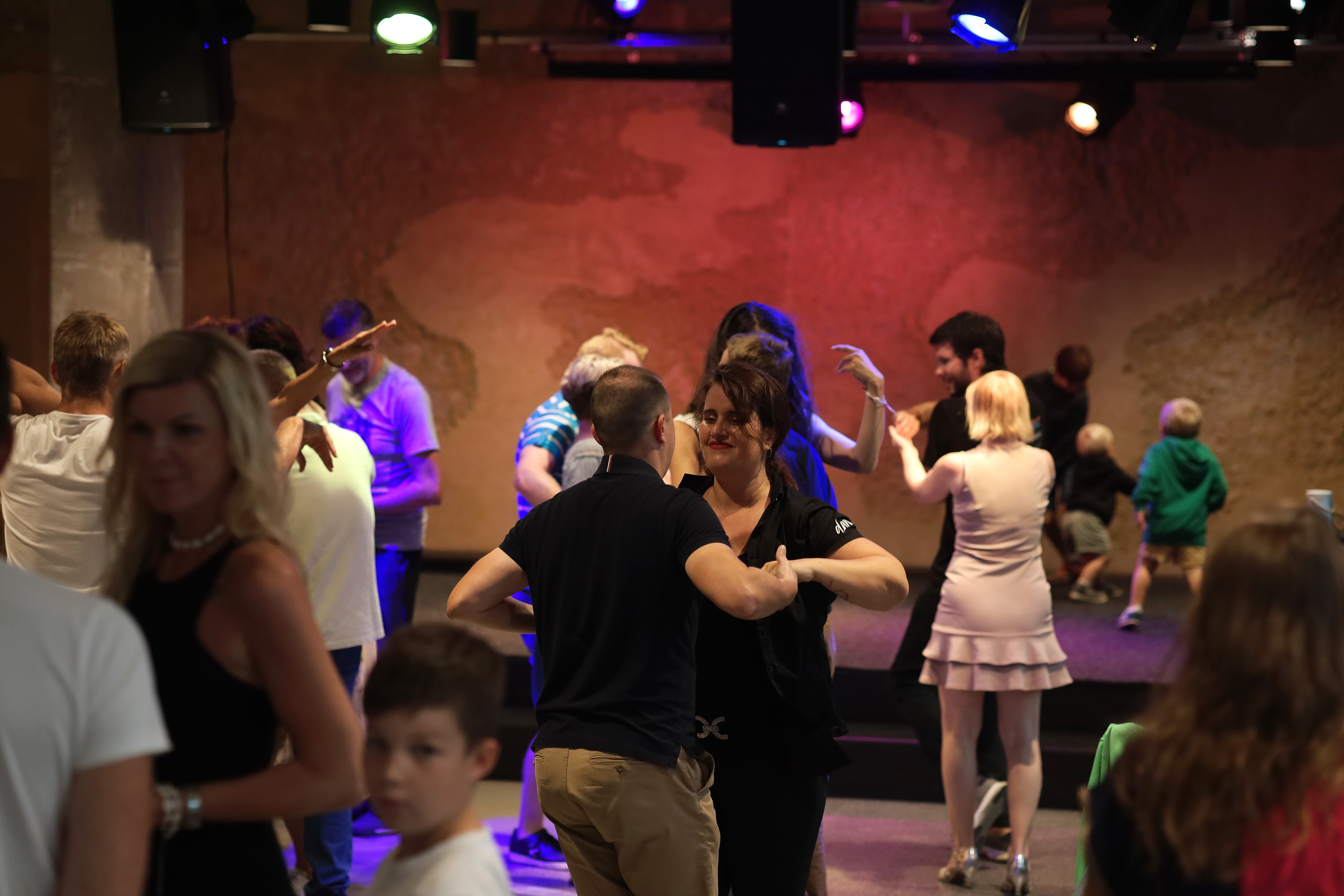 Karibská noc v rytmu salsy, bachaty a kizomby