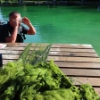 Náhled článku: Na dno biotopu v Dolánkách se musel ponořit potápěč. Voda měla jen 12 °C
