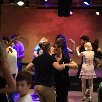 Karibská noc v rytmu salsy, bachaty a kizomby