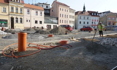Náhled článku: Na českolipském Škroupově náměstí pokládají finální dlažbu. V dlažbě bude patrný obrys kostela sv. Petra a Pavla