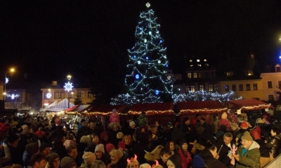 Náhled článku: Do Chrastavy přijel v pátek Mikuláš s čerty. Rozsvítili vánoční strom na náměstí