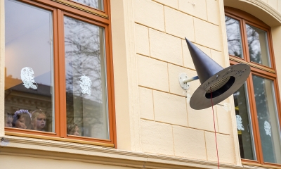 Náhled článku: U liberecké ZŠ 5. května slavnostně odhalili „Magický klobouk“. Vypráví příběhy Otfrieda Preußlera