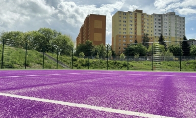 Náhled článku: Liberecká Rochlice má moderní sportovní areál. Jako první na světě s fialovo-zeleným povrchem