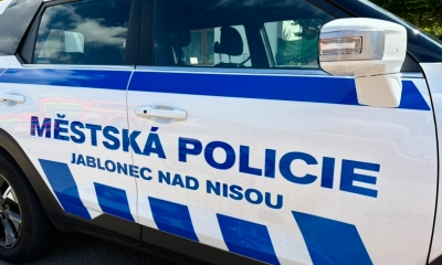 Náhled článku: Včely na benzince a zmatená žena. Jablonečtí strážníci zažili pořádně divoký víkend