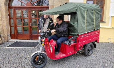 Náhled článku: Technická četa v Novém Boru vyjela s elektrickou trojkolkou. Pomůže ušetřit čas i peníze
