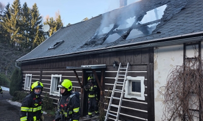 Náhled článku: Hasiči v Kryštofově Údolí zachránili před ohněm auto i traktor. Chalupa je po požáru v troskách