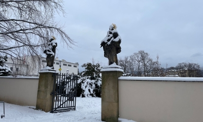 Náhled článku: Zahradě vzpomínek se vrací život. Po vandalismu se podařilo obnovit sochy i Medvídka