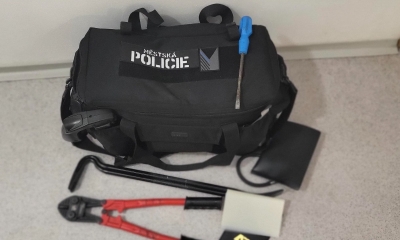 Náhled článku: Všímavý soused zachránil seniorku. Strážníci pomohli ženě, která uvízla na podlaze bytu