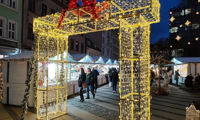 Náhled článku: Vánoční trhy pod Ještědem lákají rekordní davy. Atmosféru zvedají nové atrakce i slavní hosté