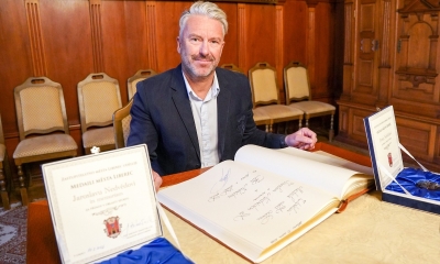 Náhled článku: Hokejová krev Nedvědových oceněna. Petr převzal na radnici medaili za sebe i za svého otce