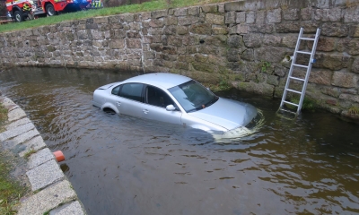 Náhled článku: V Proseči se řidič vyhýbal kočce a skončil se svým autem v řece