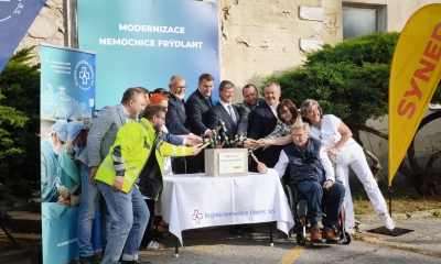 Náhled článku: Frýdlantská nemocnice zahajuje rozsáhlou modernizaci. Poklepáním na žulu začala stavba za 227 milionů