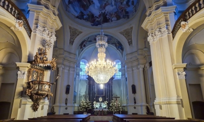 Náhled článku: Křišťálový obr je zpět. Hejnický chrám znovu zdobí zrestaurovaný téměř půltunový lustr