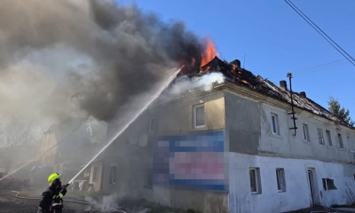 Náhled článku: Plameny pohltily střechu rodinného domu na Bulovce. Hasiči museli evakuovat 13 lidí