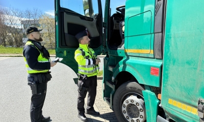 Náhled článku: Pět ze sedmi kamionů vážením neprošlo. Policisté v Turnově vážili a zakazovali jízdu
