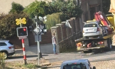 Náhled článku: V Jablonci se na přejezdu srazil vlak s autem. Dvě ženy utrpěly těžká zranění, zasahoval i vrtulník