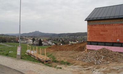 Náhled článku: Zloděj odšrouboval komín přímo ze zdi, majiteli způsobil stotisícovou škodu