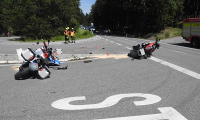 Náhled článku: Vyjížďka motorkářů skončila nehodou. Po střetu dvou strojů letěl jeden z jezdců vrtulníkem do nemocnice