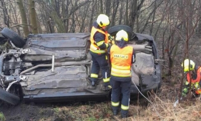 Náhled článku: Auto skončilo ve Frýdštejně převrácené na boku. Řidič utekl