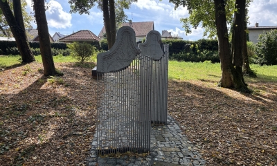 Náhled článku: Mnichovo Hradiště napravilo 40 let starou křivdu. Židovský hřbitov se po zničení proměnil v pietní místo s novým pomníkem