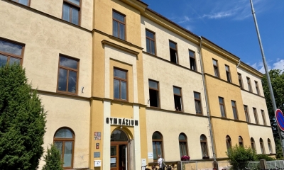 Náhled článku: Jablonecké gymnázium se po personálních změnách připravuje na nový školní rok. Vedení řeší náhradu za osm odcházejících učitelů