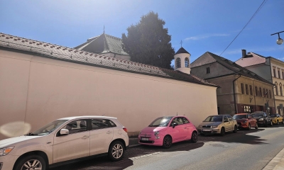 Náhled článku: Vandal v České Lípě zničil vzácnou vitráž kaple. Policie po něm pátrá