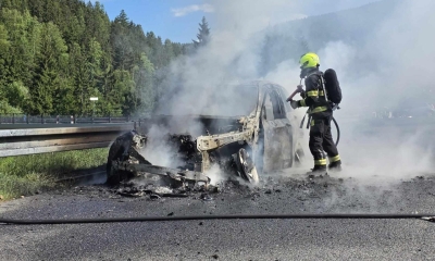 Náhled článku: Auto shořelo při požáru, řidič skončil v péči lékařů