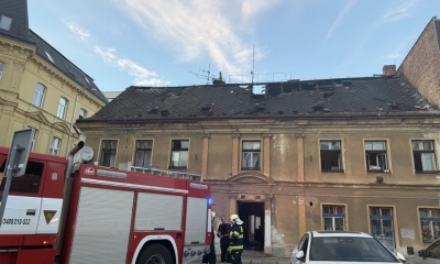 Náhled článku: Na Nerudově náměstí v Liberci hořela střecha. Náročný zásah odneslo pět zraněných hasičů