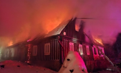 Náhled článku: Hasiči v noci likvidovali požár v Jabloneckých Pasekách. Jedna osoba skončila v péči záchranářů