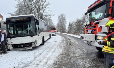 Náhled článku: Hasiči měli rušné dopoledne na Českolipsku. Řešili nehody v sněhu, požár kůlny i zapadlý kamion