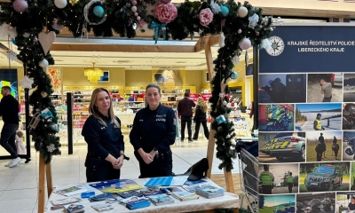 Náhled článku: Vánoční nákupy bez starostí. Policisté radili lidem přímo v OC Nisa