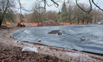 Náhled článku: Nový biotop v Dolánkách se pomalu rýsuje. Přírodní jezírko už má dno a základy kiosku