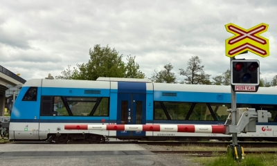 Náhled článku: Na železničním přejezdu ve Smržovce se střetl vlak s osobním autem, zraněného řidiče transportoval vrtulník