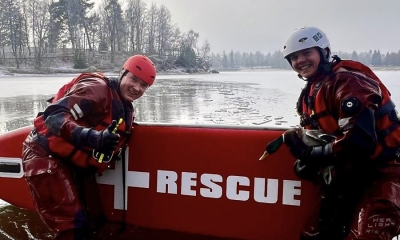 Náhled článku: Kachna přimrzla k ledu uprostřed přehrady. Zachránili ji jablonečtí hasiči