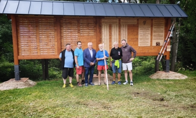 Náhled článku: Bedřichov vzdal poctu legendám Jizerské 50. Rekordní letní závod odhalil novou tabuli šampionů i unikátní lyže