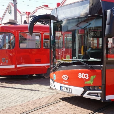 Náhled článku mobil: Liberecká MHD mění barvy. Postupně začnou po městě jezdit červené autobusy a tramvaje