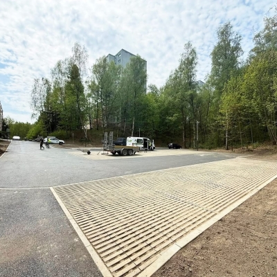 Náhled článku mobil: Broumovská má 38 nových parkovacích míst. Liberečané teď volají po řešení v dalších ulicích