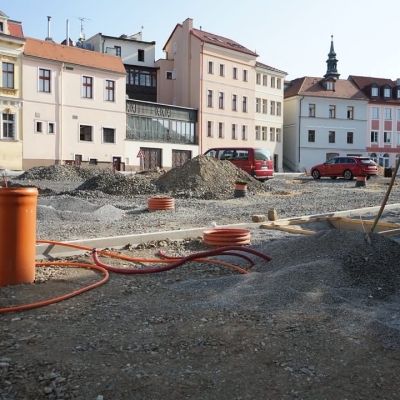 Náhled článku mobil: Na českolipském Škroupově náměstí pokládají finální dlažbu. V dlažbě bude patrný obrys kostela sv. Petra a Pavla